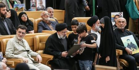 رئیس جمهور، پای درددل خانواده‌های شهدا/عکس