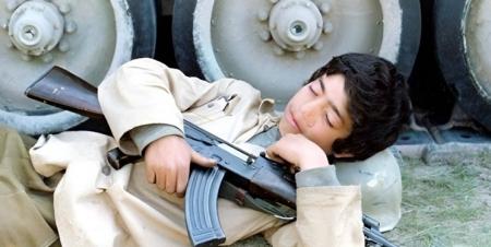  روایت عکاس جنگ از رزمنده ۱۳ ساله‌ای که کنار تانک خوابیده بود 