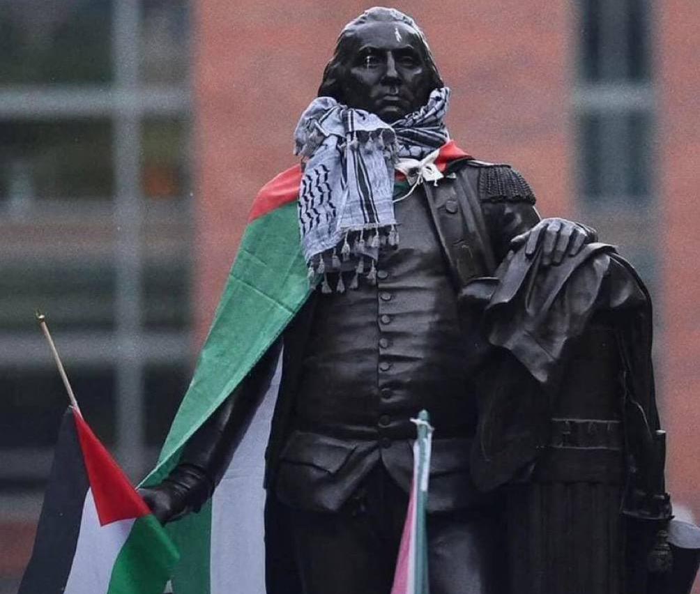 بنیانگذار آمریکا چفیه و پرچم فلسطین را بر دوش انداخت+ عکس