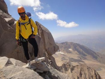 صعود فرزند شهید به قله علم کوه
