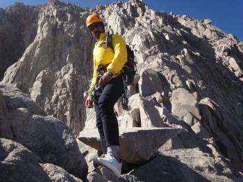 صعود فرزند شهید به قله علم کوه