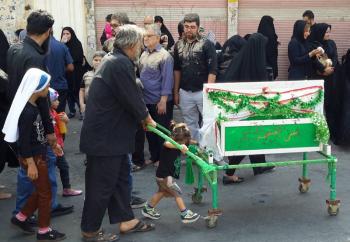 ایثارگران اهوازی از عزاداران حسینی پذیرایی کردند