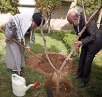 کاشت نهال توسط رهبر انقلاب به مناسبت روز درختکاری