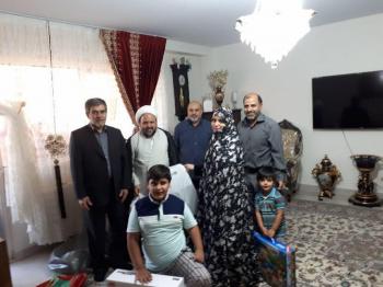 دیدار جانباز هسته ای با خانواده‌ی شهید دفاع مقدس