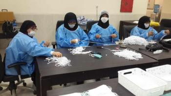 آغاز به کار کارگاه جهادی تولید ماسک در آسایشگاه جانبازان خوزستان/تصاویر