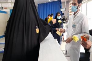 قدردانی خادمین شهدا از پرستاران بیمارستان امام حسین(ع)کرمانشاه/تصاویر