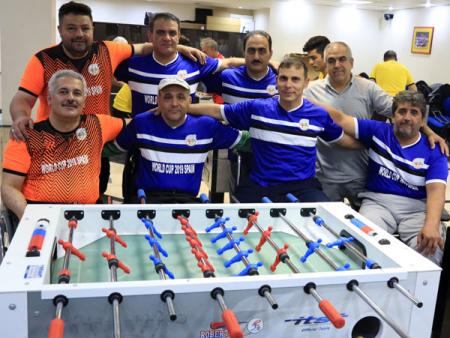 برگزاری مسابقه ورزشی فوتبال روی میز جانبازان و معلولین
