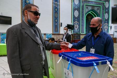 ادای احترام ناظر صندوق رای مسجد النبی به ۱ جانباز/عکس