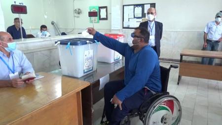 ملی پوشان جانباز و معلول در پای صندوق‌های رای/عکس و فیلم