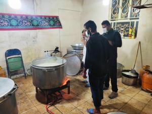 توزیع غذای گرم در میان نیازمندان در شهادت حضرت رقیه (س)