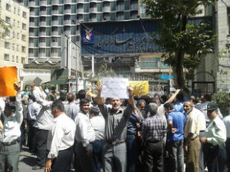 گروهی از ایثارگران مقابل بنیاد شهید تجمع کردند