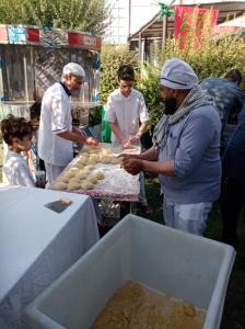 پذیرایی و خدمات رسانی غدیرانه رزمندگان در میدان صادقیه/تصاویر