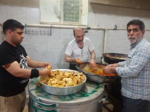 اطعام زائران حاج قاسم در مزارشهدای کرمان/تصاویر