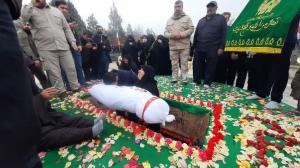 خاک‌سپاری شهید گمنام در آغوش و با لالایی یک مادر شهید!