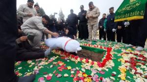 خاک‌سپاری شهید گمنام در آغوش و با لالایی یک مادر شهید!