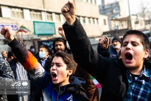 تجمع اعتراضی دانش‌آموزان مقابل سفارت فرانسه/تصاویر