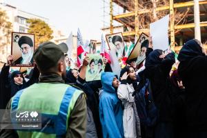 تجمع اعتراضی دانش‌آموزان مقابل سفارت فرانسه/تصاویر