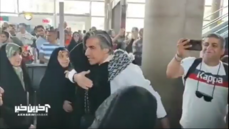 استقبال خانواده  وحید شمسایی از وی با حجاب کامل