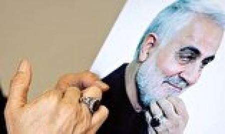 اهدای انگشتر حاج قاسم برای خاکسپاری با پیکر شهید امیرعبداللهیان/ فیلم