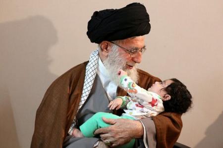شوخی جالب رهبر انقلاب با نوه شهید همدانی/فیلم