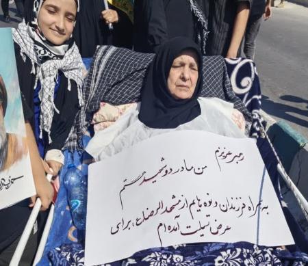 اقدام حماسی مادر دو شهید در مصلی امام خمینی