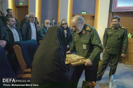 تعدادی از خانواده‌های معظم شهدا تجلیل شدند/تصاویر