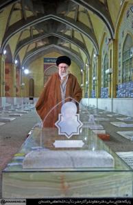 تصاویر حضور رهبرانقلاب در گلزار شهدا