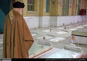 تصاویر حضور رهبرانقلاب در گلزار شهدا