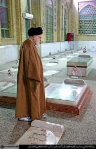 تصاویر حضور رهبرانقلاب در گلزار شهدا