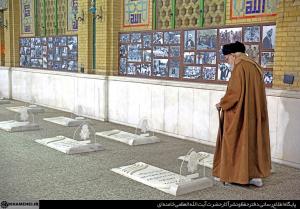 تصاویر حضور رهبرانقلاب در گلزار شهدا