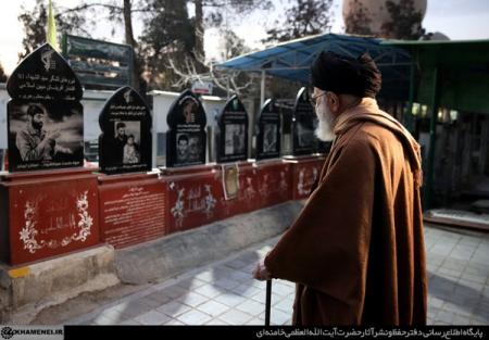 تصاویر حضور رهبرانقلاب در گلزار شهدا