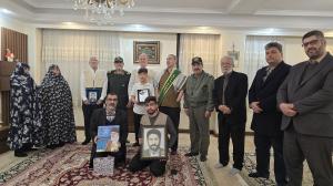  اهدای نشان “خادم جمهور”به جانباز دفاع مقدس