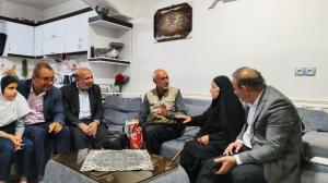 دیدار گروه جهادی ایثارگران با خانواده طلبه نخبه شهید