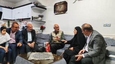 دیدار گروه جهادی ایثارگران با خانواده طلبه نخبه شهید