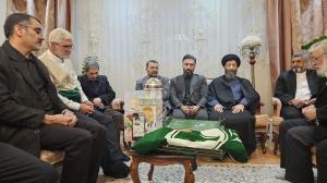 نشان “خادم جمهور” به دستان مادر شهید استنکافی مزین گردید