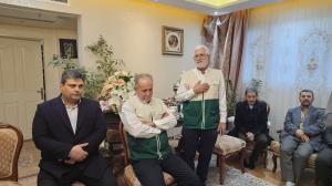 نشان “خادم جمهور” به دستان مادر شهید استنکافی مزین گردید