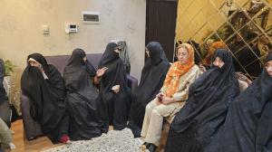 نشان “خادم جمهور” به دستان مادر شهید استنکافی مزین گردید