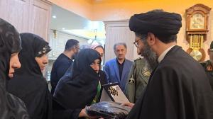 نشان “خادم جمهور” به دستان مادر شهید استنکافی مزین گردید