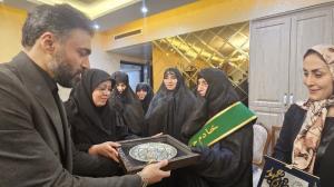 نشان “خادم جمهور” به دستان مادر شهید استنکافی مزین گردید