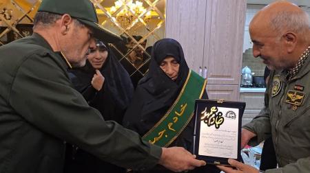 نشان “خادم جمهور” به دستان مادر شهید استنکافی مزین گردید