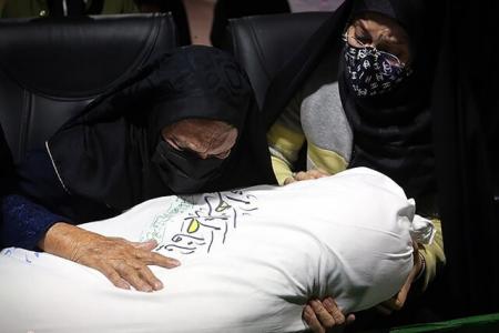 مادر شهید اسلام کرمی به فرزند شهیدش پیوست