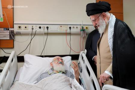 عیادت رهبر انقلاب اسلامی از آیت‌الله نوری همدانی +فیلم