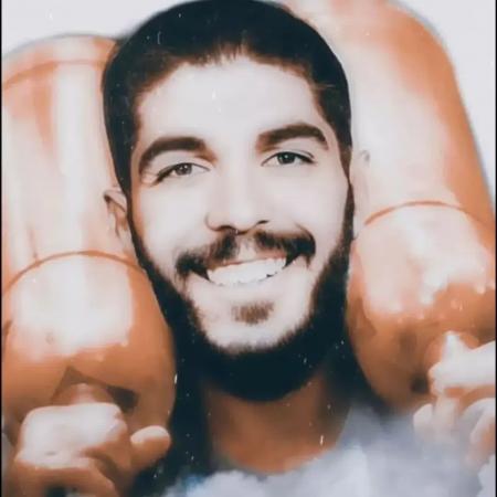 به چهره خندانش نگاه کن...