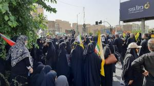 پرچم‌ها بالا، جان‌ها بر کف، فریادها در گلو و پیروز میدان
