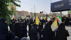 پرچم‌ها بالا، جان‌ها بر کف، فریادها در گلو و پیروز میدان