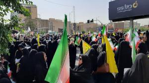 پرچم‌ها بالا، جان‌ها بر کف، فریادها در گلو و پیروز میدان