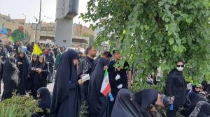 پرچم‌ها بالا، جان‌ها بر کف، فریادها در گلو و پیروز میدان