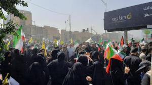 پرچم‌ها بالا، جان‌ها بر کف، فریادها در گلو و پیروز میدان