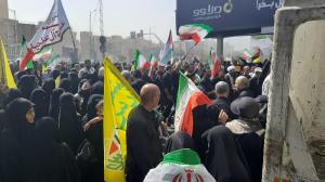 پرچم‌ها بالا، جان‌ها بر کف، فریادها در گلو و پیروز میدان