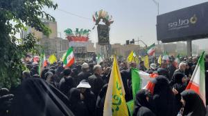 پرچم‌ها بالا، جان‌ها بر کف، فریادها در گلو و پیروز میدان